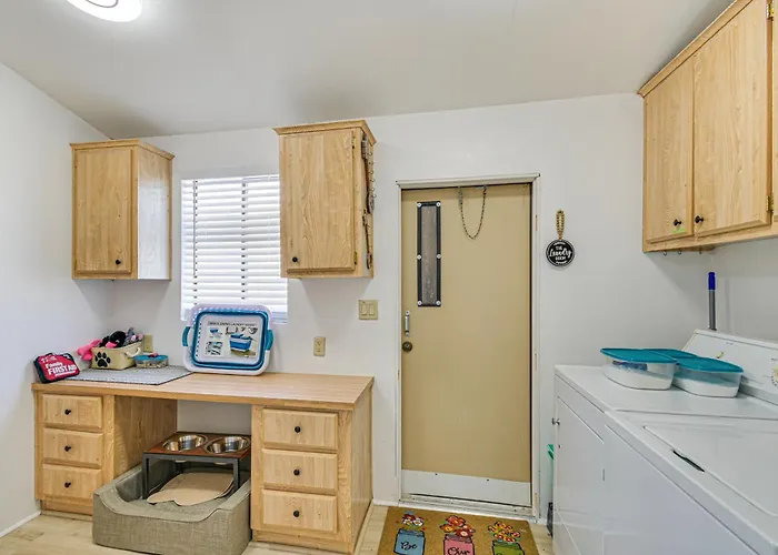 Holiday home 5 Mi To River: Boating & Off-roading Oasis! Topock